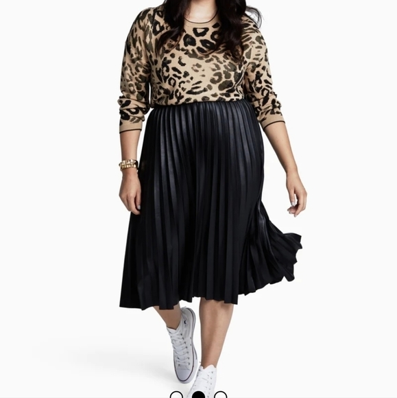 Elegant Black Pleated Skirt - Picture 1 of 7